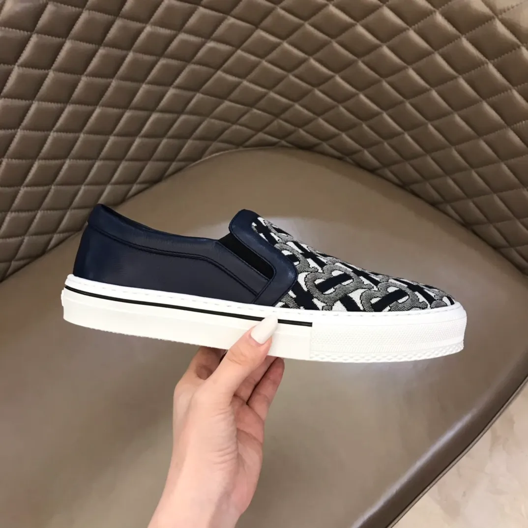 ◾️▫️P340. B's new spring and summer product, men's classic low-cut slip-on sneakers, are made of classic retro B's printed canvas material, spliced ​​with layered calfskin, and decorated with a new brand logo. First-layer cowhide lining, embossed Burberry logo on the heel, and original TPU outsole!  Size: 38-45